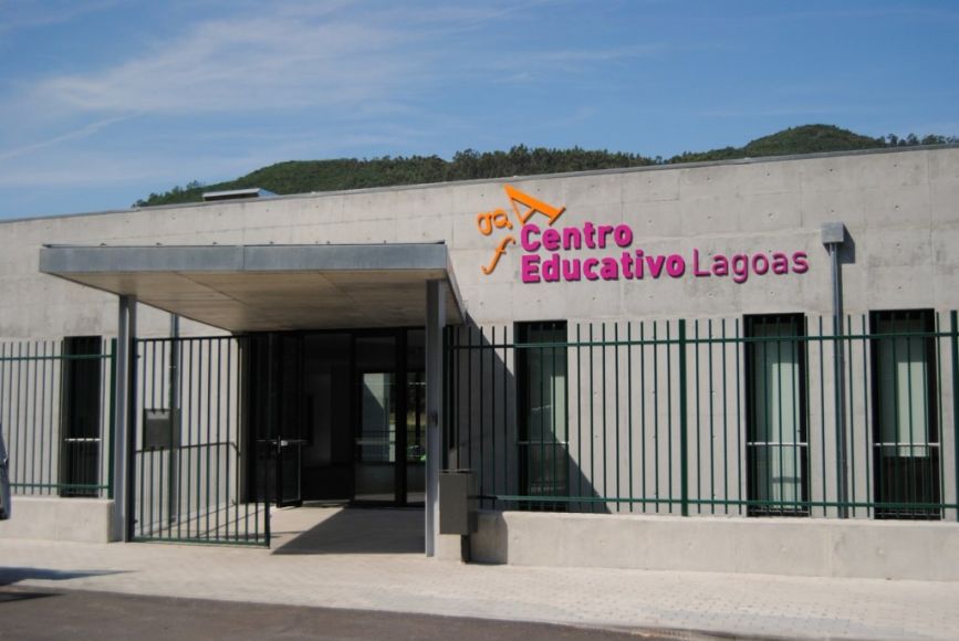 Ministro diz que a "escola moderna" deve ensinar que a "vida n&atilde;o &eacute; s&oacute; alegria"